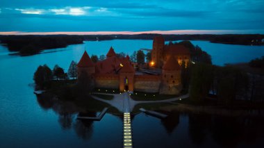 Güneş doğduktan sonra Galve Gölü 'nde bulunan Aerial View Trakai Adası Kalesi. Litvanya 'nın en güzel simgesi. Trakai Adası Şatosu - Litvanya 'nın en popüler turizm merkezlerinden biri