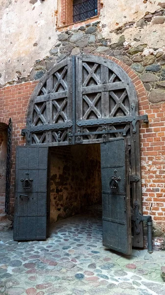 Oude Poortdeur Vooraanzicht Van Deur Deur Met Enorme Nagels Interessante — Stockfoto