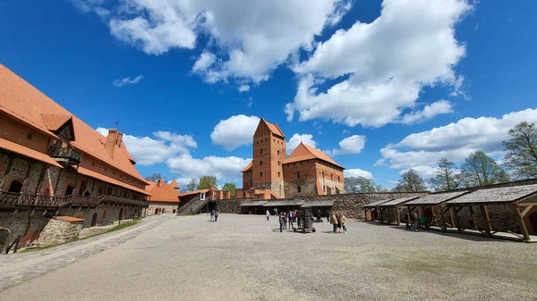 特拉凯中世纪哥特岛城堡位于加尔夫湖 立陶宛最美丽的地标的空中射击 柴凯岛城堡 立陶宛最受欢迎的旅游胜地之一 — 图库照片