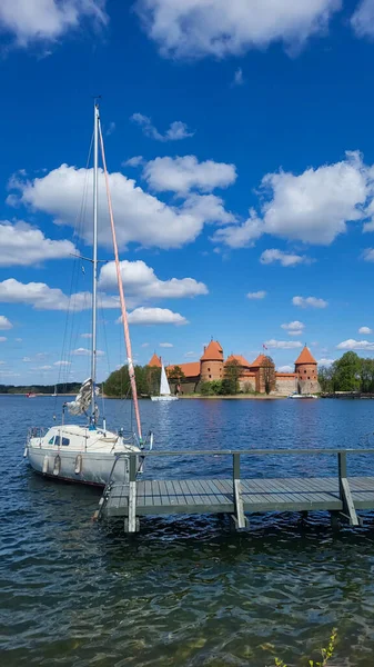 特拉凯中世纪哥特岛城堡位于加尔夫湖 立陶宛最美丽的地标的空中射击 柴凯岛城堡 立陶宛最受欢迎的旅游胜地之一 — 图库照片