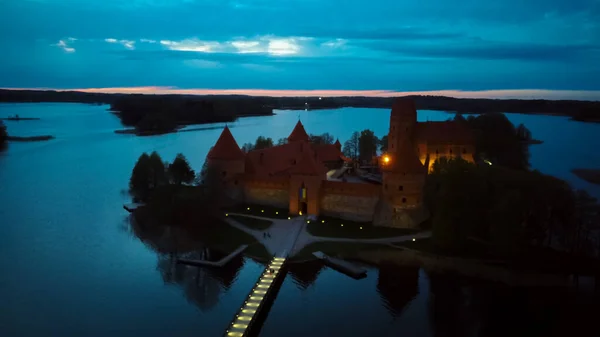 空中景观特拉凯岛城堡日出后 位于加尔夫湖 立陶宛最美丽的地标 柴凯岛城堡 立陶宛最受欢迎的旅游胜地之一 — 图库照片