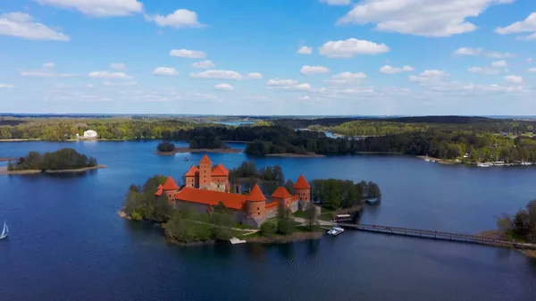 トラカイ中世ゴシック島城 ガルヴェ湖に位置しています 最も美しいリトアニアのランドマークの空中ショット トラカイ島城 リトアニアで最も人気のある観光地の1つ — ストック写真