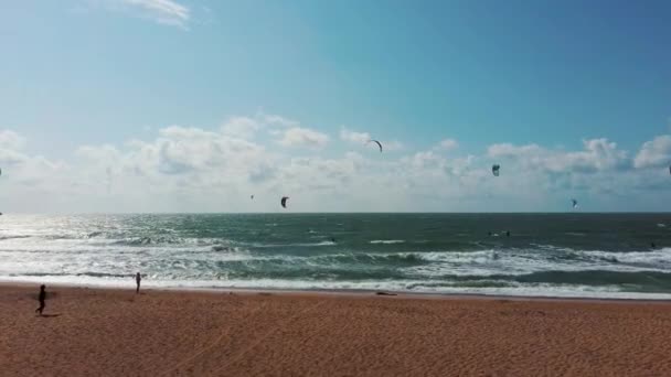 Luchtfoto Kiteboarders Kitesurfers Van Baltische Zee Zonnige Zomer Dag Man — Stockvideo