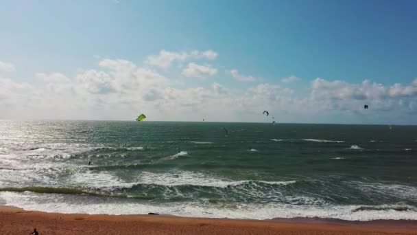 Letecký Pohled Kiteboarders Kitesurfers Baltic Sea Sunny Summer Day Man — Stock video