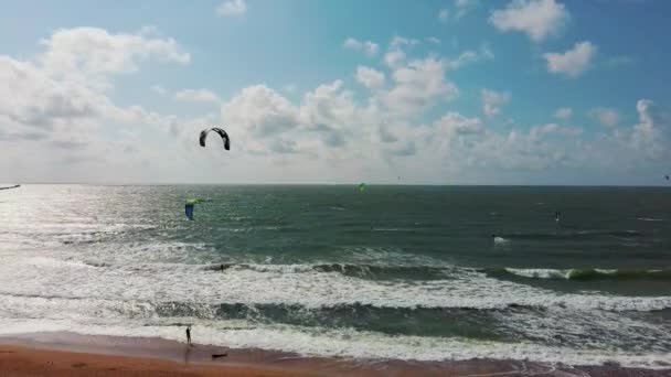 Widok Lotu Ptaka Kiteboarders Kitesurfers Morza Bałtyckiego Słoneczny Letni Dzień — Wideo stockowe