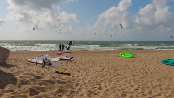 Kiteboarders Kitesurfers Mar Báltico Dia Verão Ensolarado Man Kiteboarding Jumping — Vídeo de Stock
