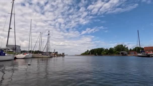 Lettországi Pavilosta Marine Port Időrendje Yacht Klub Hajók Jachtok Kikötője — Stock videók