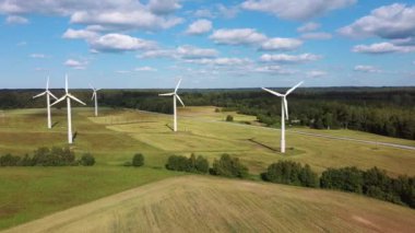 Rüzgâr Çiftliği 'nin ya da Rüzgâr Parkı' nın Havadan Görünümü 'nde jenerasyon elektriği için yüksek rüzgar türbinleri var. Kırsal bölgedeki Enerji Çiftliği Rüzgârı Türbinleri. Letonya 'da güzel bir yaz günü. Yeşil Enerji Konsepti.