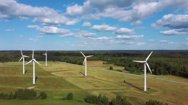 风力发电场或风力发电园的空中景观 高风力发电涡轮机 农村地区的能源农场风力涡轮机 拉脱维亚美丽的夏日 绿色能源概念 — 图库视频影像