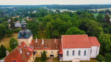 Lielstraupe Ortaçağ Şatosu Vidzeme, Kuzey Letonya 'daki Straupe Köyü' nde. Hava Kuvvetleri Lielstraupe Şatosu 'nu tek kolordunun içinde vurdu. Kiliseyle çevrili, göletli bir park vardı..