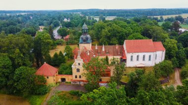 Lielstraupe Ortaçağ Şatosu Vidzeme, Kuzey Letonya 'daki Straupe Köyü' nde. Hava Kuvvetleri Lielstraupe Şatosu 'nu tek kolordunun içinde vurdu. Kiliseyle çevrili, göletli bir park vardı..