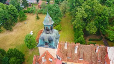Lielstraupe Ortaçağ Şatosu Vidzeme, Kuzey Letonya 'daki Straupe Köyü' nde. Hava Kuvvetleri Lielstraupe Şatosu 'nu tek kolordunun içinde vurdu. Kiliseyle çevrili, göletli bir park vardı..