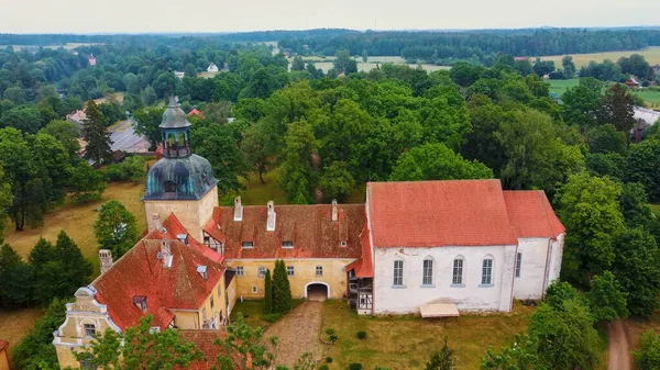 位于拉脱维亚北部Vidzeme的Straupe村的Lielstraupe中世纪城堡 空中鼓手射中了Lielstraupe城堡联合在一个军团与教堂包围了一个公园与池塘 — 图库照片