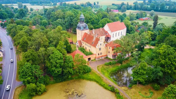 位于拉脱维亚北部Vidzeme的Straupe村的Lielstraupe中世纪城堡 空中鼓手射中了Lielstraupe城堡联合在一个军团与教堂包围了一个公园与池塘 — 图库照片