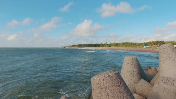 在拉脱维亚Liepaja Karosta的阳光日 大浪冲向北方码头 慢动作中等射门 波罗的海海滩上的Karosta北部要塞 — 图库视频影像