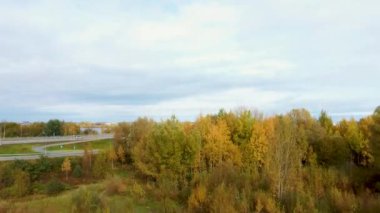 Letonya, Riga 'da sonbahar manzarası. Owerdaugava 'dan görüntü, Dienvidu Köprüsü, Güney Köprüsü. Arka plandaki Daugava Nehri ve Televizyon Kulesi. Hava Dron Atışı. Panoramik Görünüm ve Riga Şehri