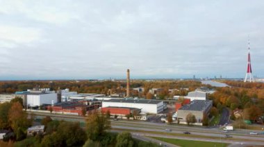Letonya, Riga 'da sonbahar manzarası. Owerdaugava 'dan görüntü, Dienvidu Köprüsü, Güney Köprüsü. Arka plandaki Daugava Nehri ve Televizyon Kulesi. Hava Dron Atışı. Panoramik Görünüm ve Riga Şehri