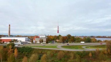 Letonya, Riga 'da sonbahar manzarası. Owerdaugava 'dan görüntü, Dienvidu Köprüsü, Güney Köprüsü. Arka plandaki Daugava Nehri ve Televizyon Kulesi. Hava Dron Atışı. Panoramik Görünüm ve Riga Şehri
