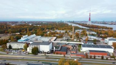 Letonya, Riga 'da sonbahar manzarası. Owerdaugava 'dan görüntü, Dienvidu Köprüsü, Güney Köprüsü. Arka plandaki Daugava Nehri ve Televizyon Kulesi. Hava Dron Atışı. Panoramik Görünüm ve Riga Şehri