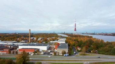 Letonya, Riga 'da sonbahar manzarası. Owerdaugava 'dan görüntü, Dienvidu Köprüsü, Güney Köprüsü. Arka plandaki Daugava Nehri ve Televizyon Kulesi. Hava Dron Atışı. Panoramik Görünüm ve Riga Şehri