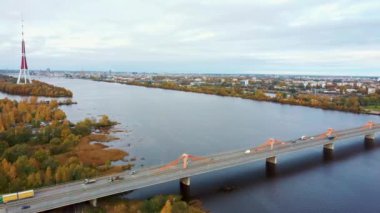 Letonya, Riga 'da sonbahar manzarası. Owerdaugava 'dan görüntü, Dienvidu Köprüsü, Güney Köprüsü. Arka plandaki Daugava Nehri ve Televizyon Kulesi. Hava Dron Atışı. Panoramik Görünüm ve Riga Şehri