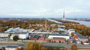Letonya, Riga 'da sonbahar manzarası. Owerdaugava 'dan görüntü, Dienvidu Köprüsü, Güney Köprüsü. Arka plandaki Daugava Nehri ve Televizyon Kulesi. Hava Dron Atışı. Panoramik Görünüm ve Riga Şehri