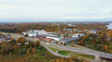 Letonya, Riga 'da sonbahar manzarası. Owerdaugava 'dan görüntü, Dienvidu Köprüsü, Güney Köprüsü. Arka plandaki Daugava Nehri ve Televizyon Kulesi. Hava Dron Atışı. Panoramik Görünüm ve Riga Şehri