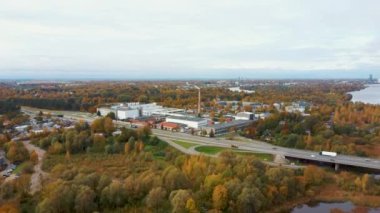 Letonya, Riga 'da sonbahar manzarası. Owerdaugava 'dan görüntü, Dienvidu Köprüsü, Güney Köprüsü. Arka plandaki Daugava Nehri ve Televizyon Kulesi. Hava Dron Atışı. Panoramik Görünüm ve Riga Şehri