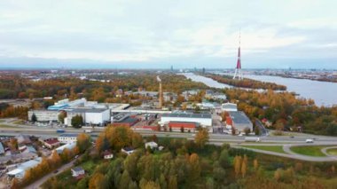 Letonya, Riga 'da sonbahar manzarası. Owerdaugava 'dan görüntü, Dienvidu Köprüsü, Güney Köprüsü. Arka plandaki Daugava Nehri ve Televizyon Kulesi. Hava Dron Atışı. Panoramik Görünüm ve Riga Şehri