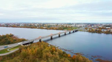 Letonya, Riga 'da sonbahar manzarası. Owerdaugava 'dan görüntü, Dienvidu Köprüsü, Güney Köprüsü. Arka plandaki Daugava Nehri ve Televizyon Kulesi. Hava Dron Atışı. Panoramik Görünüm ve Riga Şehri