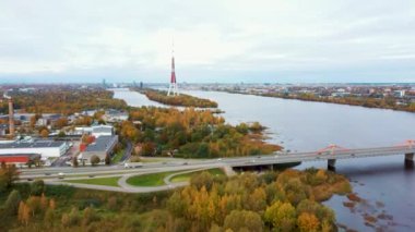 Letonya, Riga 'da sonbahar manzarası. Owerdaugava 'dan görüntü, Dienvidu Köprüsü, Güney Köprüsü. Arka plandaki Daugava Nehri ve Televizyon Kulesi. Hava Dron Atışı. Panoramik Görünüm ve Riga Şehri