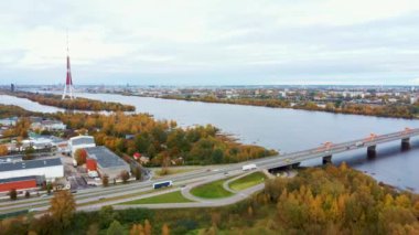 Letonya, Riga 'da sonbahar manzarası. Owerdaugava 'dan görüntü, Dienvidu Köprüsü, Güney Köprüsü. Arka plandaki Daugava Nehri ve Televizyon Kulesi. Hava Dron Atışı. Panoramik Görünüm ve Riga Şehri