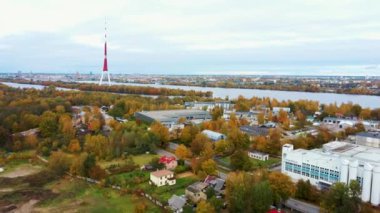 Letonya, Riga 'da sonbahar manzarası. Owerdaugava 'dan görüntü, Dienvidu Köprüsü, Güney Köprüsü. Arka plandaki Daugava Nehri ve Televizyon Kulesi. Hava Dron Atışı. Panoramik Görünüm ve Riga Şehri
