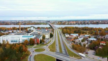 Letonya, Riga 'da sonbahar manzarası. Owerdaugava 'dan görüntü, Dienvidu Köprüsü, Güney Köprüsü. Arka plandaki Daugava Nehri ve Televizyon Kulesi. Hava Dron Atışı. Panoramik Görünüm ve Riga Şehri