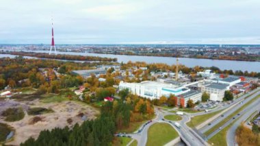 Letonya, Riga 'da sonbahar manzarası. Owerdaugava 'dan görüntü, Dienvidu Köprüsü, Güney Köprüsü. Arka plandaki Daugava Nehri ve Televizyon Kulesi. Hava Dron Atışı. Panoramik Görünüm ve Riga Şehri