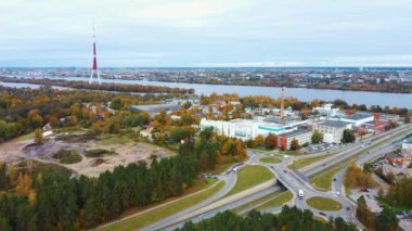 Letonya, Riga 'da sonbahar manzarası. Owerdaugava 'dan görüntü, Dienvidu Köprüsü, Güney Köprüsü. Arka plandaki Daugava Nehri ve Televizyon Kulesi. Hava Dron Atışı. Panoramik Görünüm ve Riga Şehri
