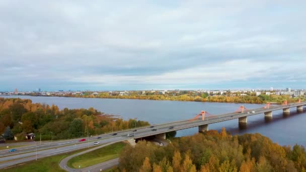 Paisaje Otoñal Riga Letonia Vista Desde Owerdaugava Puente Dienvidu Puente — Vídeo de stock