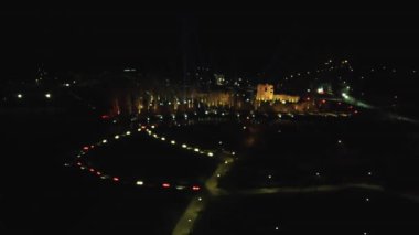 Dobele Livonia Şato Harabeleri, Letonya 105 Doğum Günü, 18 Kasım 2023, Berze Nehri 'ndeki Yansımalarla Aydınlanan Renkli Işık Işınları ile aydınlatıldı. Castle ve Park Gece Işıklarıyla Aydınlandı