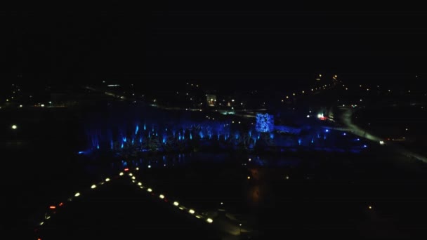 2023年11月18日ラトビアのドブレ リヴォニア オーダー キャッスルが ベルゼ川の反射で彩られた光のレイズでイルミネーションされた 夜の光で照らされた城と公園 — ストック動画