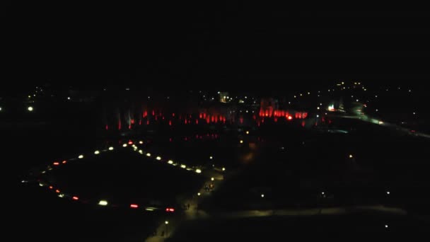 2023年11月18日ラトビアのドブレ リヴォニア オーダー キャッスルが ベルゼ川の反射で彩られた光のレイズでイルミネーションされた 夜の光で照らされた城と公園 — ストック動画
