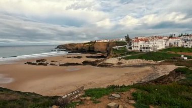 Almograve Sahili, Alentejo, Portekiz, Vicentine Sahili Doğal Parkı Portekiz, Yürüyüş Rota Vicentina Balıkçı Yolu boyunca Alentejo Sahili boyunca Vahşi ve Engebeli Sahil Dar Sahil Yolları.