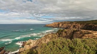 Almograve Sahili, Alentejo, Portekiz, Vicentine Sahili Doğal Parkı Portekiz, Yürüyüş Rota Vicentina Balıkçı Yolu boyunca Alentejo Sahili boyunca Vahşi ve Engebeli Sahil Dar Sahil Yolları.