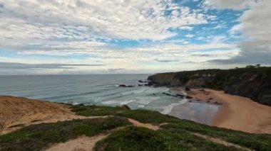 Portekiz, Alentejo Sahili 'nde siyah bazalt kayalıklı Almograve Plajı. Rota Vicentina 'nın ayak izlerinde. Yürüyüş Balıkçı Yolu.