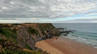 Portekiz, Alentejo Sahili 'nde siyah bazalt kayalıklı Almograve Plajı. Rota Vicentina 'nın ayak izlerinde. Yürüyüş Balıkçı Yolu.