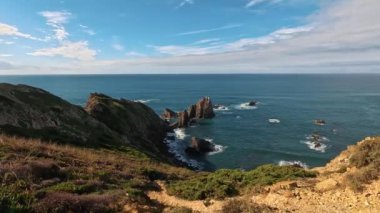 Portekiz, Alentejo Sahili 'nde siyah bazalt kayalıklı Almograve Plajı. Rota Vicentina 'nın ayak izlerinde. Yürüyüş Balıkçı Yolu.