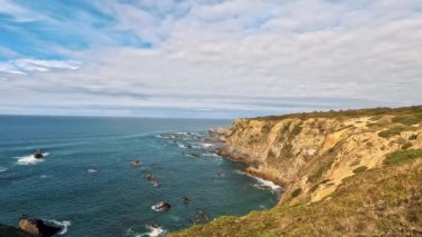 Portekiz, Alentejo Sahili 'nde siyah bazalt kayalıklı Almograve Plajı. Rota Vicentina 'nın ayak izlerinde. Yürüyüş Balıkçı Yolu.