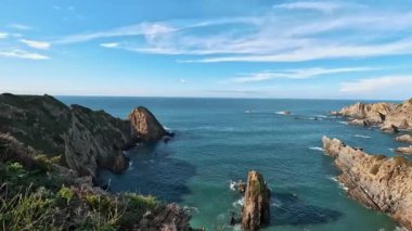 Portekiz, Alentejo Sahili 'nde siyah bazalt kayalıklı Almograve Plajı. Rota Vicentina 'nın ayak izlerinde. Yürüyüş Balıkçı Yolu.