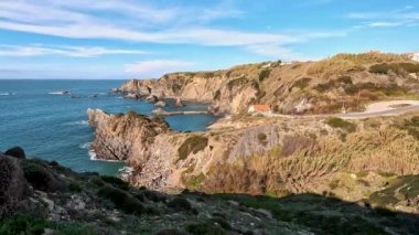 Portekiz, Alentejo Sahili 'nde siyah bazalt kayalıklı Almograve Plajı. Rota Vicentina 'nın ayak izlerinde. Yürüyüş Balıkçı Yolu.