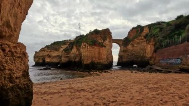 Ponta Da Piedade Kayalıkları Algarve, Portekiz 'deki Lagos yakınlarında. Portekiz 'in Algarve Bölgesi, Ponta Da Piedade' deki Cliff Rocks, Seagulls ve Turist Gemisi. Rota Vicentina 'nın Balıkçı Patikası' nda yürüyüş.