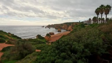 Ponta Da Piedade Kayalıkları Algarve, Portekiz 'deki Lagos yakınlarında. Portekiz 'in Algarve Bölgesi, Ponta Da Piedade' deki Cliff Rocks, Seagulls ve Turist Gemisi. Rota Vicentina 'nın Balıkçı Patikası' nda yürüyüş.